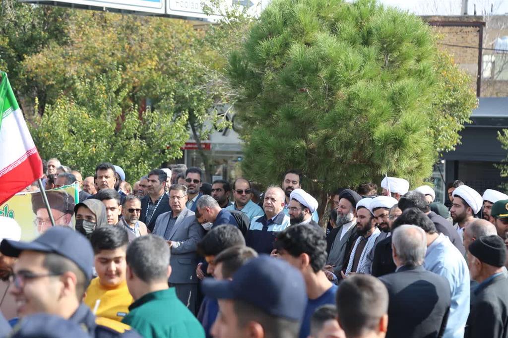 حضور تلاشگران ذوب آهن اصفهان در اجتماع و راهپیمایی ۱۳ آبان