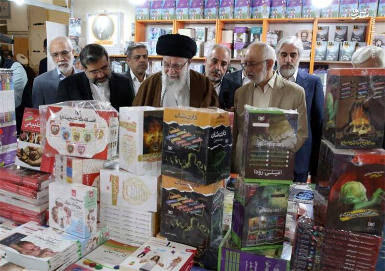 بازدید رهبر انقلاب از نمایشگاه کتاب تهران به روایت تصویر