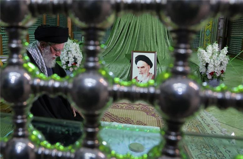 رهبر انقلاب در مرقد مطهر امام راحل(ره) حضور یافتند