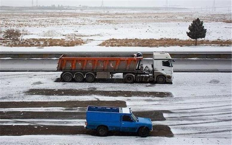 برف و لغزندگی شدید جاده ها: هشت مورد واژگونی خودرو در همدان