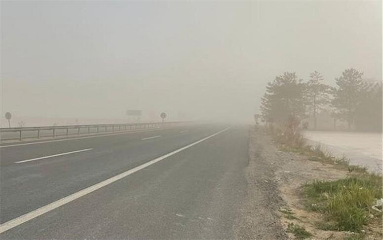 محور انار-یزد به‌ خاطرِ طوفان شن مسدود شد