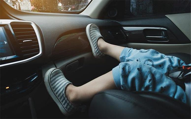نشستن کودکان زیر ۱۲ سال در صندلی جلوی خودرو ممنوع است