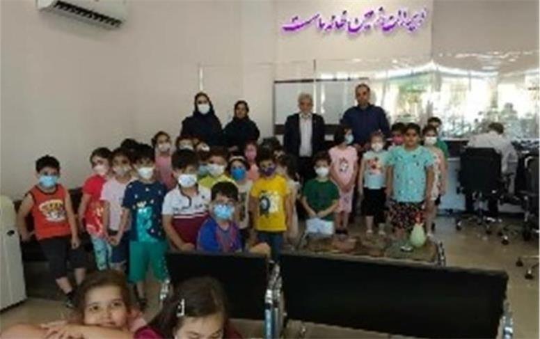 کودکان از شعبه بانک ایران زمین بازدید کردند