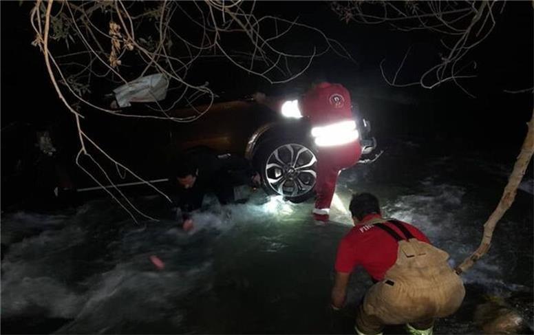 سقوط BMW به رودخانه کرج/ چهار نفر مصدوم شدند