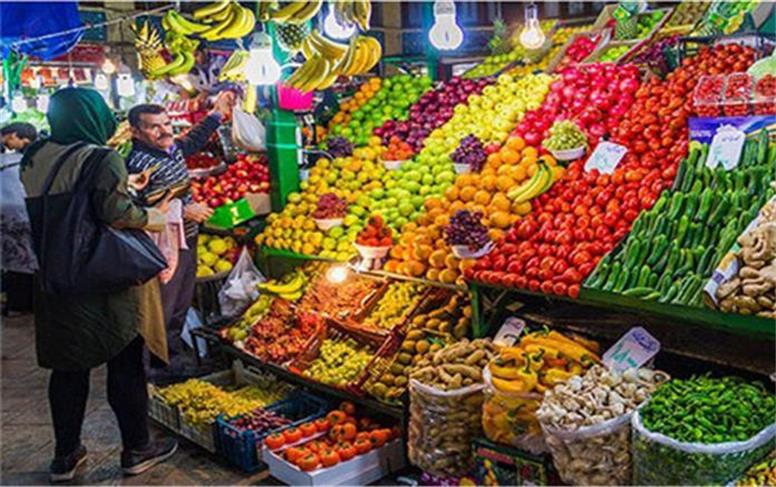 گشتی در بازار میوه و صیفی‌جات/ «گرانی دلار» قیمت موز را افزایش داد