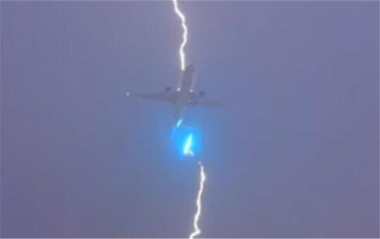 برخورد صاعقه با هواپیما در فرودگاه «ونکوور»