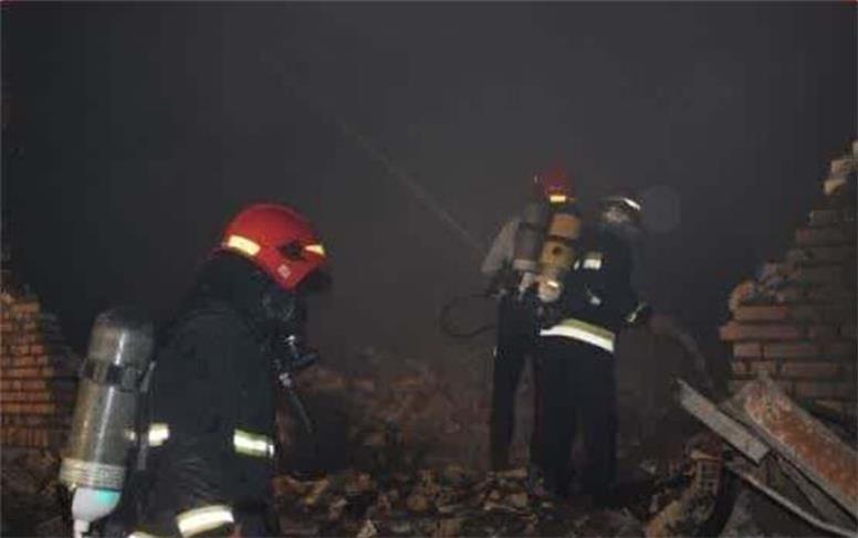آتش‌سوزیِ شهرک صنعتی بیرجند پس از هفت ساعت مهار شد