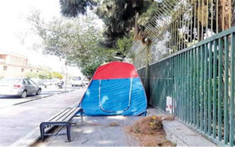 اتفاقی عجیب در بیمارستان قلب تهران؛ آب‌پاشی روی همراهان بیماران برای بیرون کردن از حیاط!