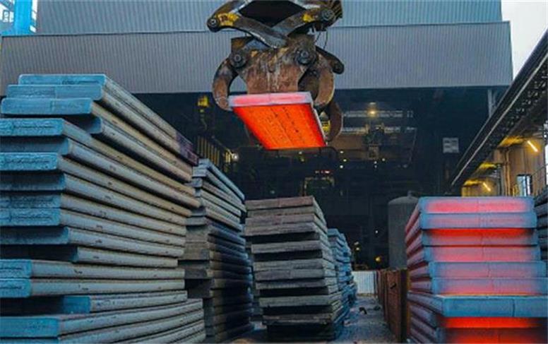 ثبت ركورد حمل اسلب از انبارهای بیرونی ناحیه فولادسازی به نورد گرم