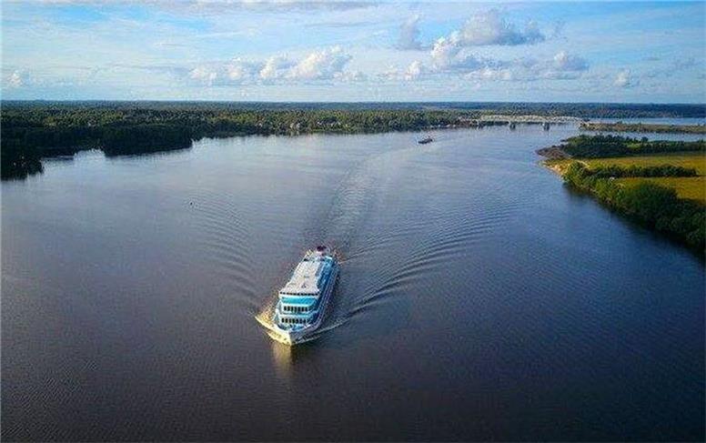 یک فروند شناور تفریحی در دریای خزر دچار حریق شد!