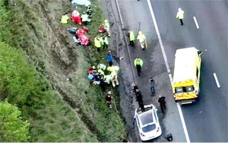 تصادف مینی‌بوسِ طرفداران فوتبال در انگلیس/ ۱۷ نفر مصدوم شدند