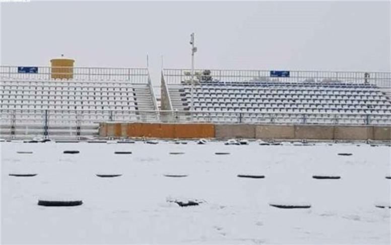 برف فوتبال را معطل کرد/ دربی استقلال و پرسپولیس عقب افتاد