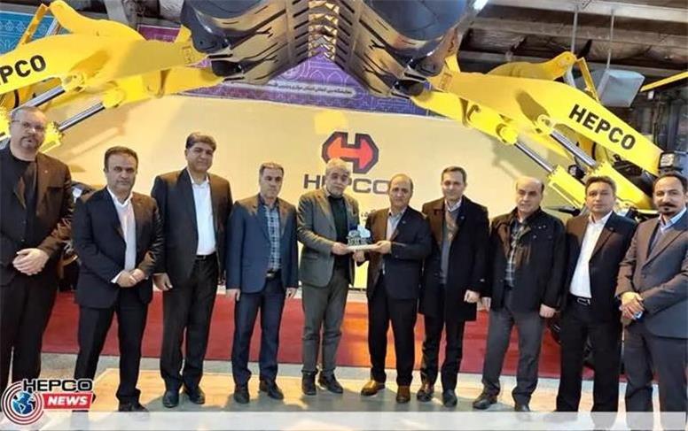 اهدای تندیس چهارمین نمایشگاه نفت به مدیرعامل هپکو اراک