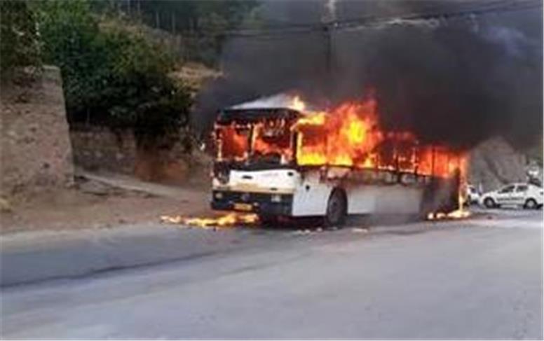 حادثه ای هولناک: اتوبوس مسافربری در مسیر مهران در آتش سوخت