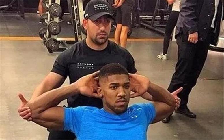 سینا قائمی مربی بدنساز ایرانی در تصادف مرگبار جان باخت