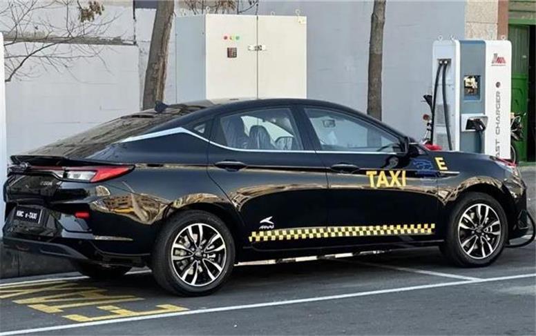 ۱۷۵۰ تاکسی برقی تا ماه آینده وارد خط می‌شود