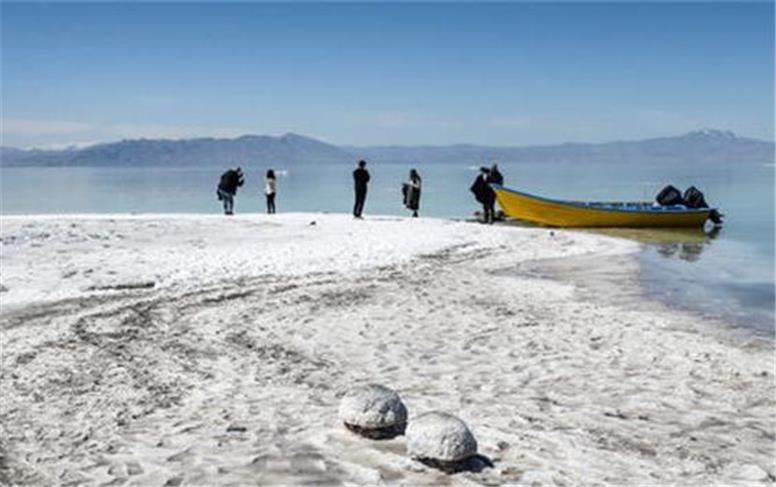 چغندرقند آب دریاچه ارومیه را قورت می‌دهد/ اگر ۱۳ سال از کاشت صرف‌نظر کنند آب دریاچه ۲ برابر می‌شود