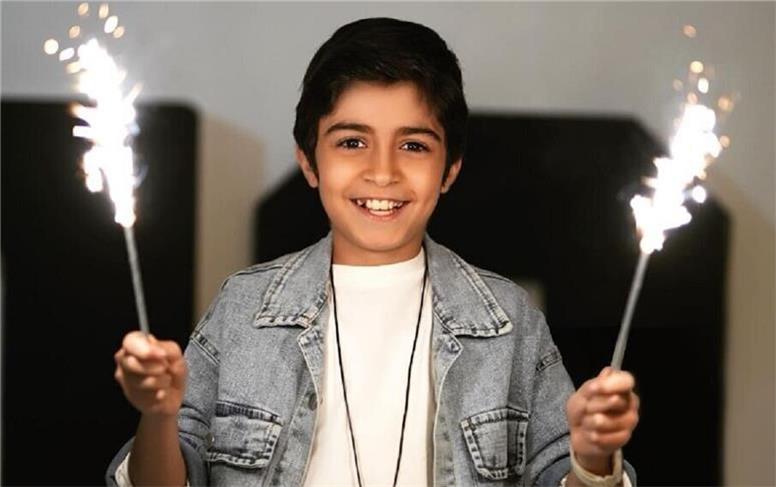 عکس تماشاییِ رایان سرلک در آغوش ژاله صامتی