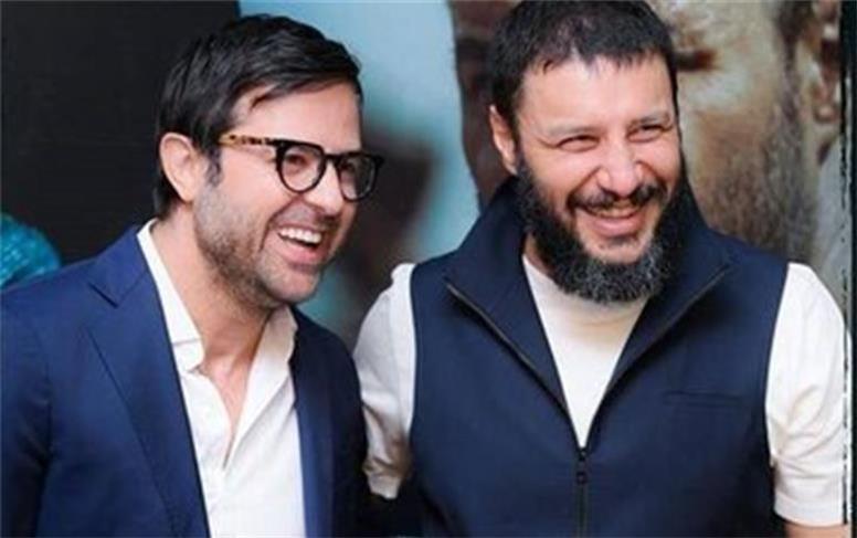 عکس جواد عزتی و هومن سیدی روی فرش قرمز