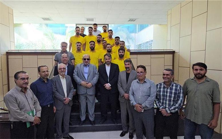 فوتبالیست‌های نیشکر با پرچم ایران راهی رقابت‌های جهانی دبی شدند