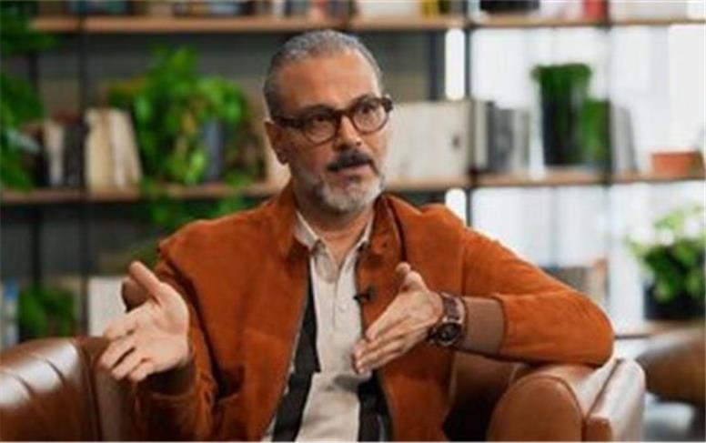 علیرضا قربانی در کنار بهنوش طباطبایی و سیامک انصاری