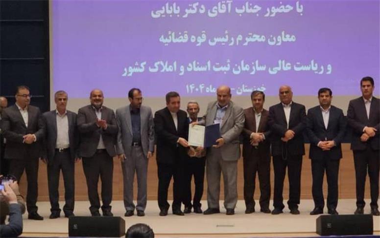 تحویل اسناد مالکیت نیشکر به مدیرعامل توسعه نیشکر