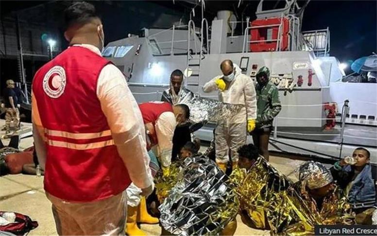 ۲ قایق حامل ده‌ها مهاجر در آب‌های لیبی واژگون شد