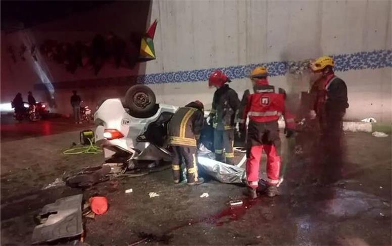 سقوط مرگبار تیبا از پل بر روی موتورسیکلت در مشهد با ۱ کشته و ۵ مصدوم