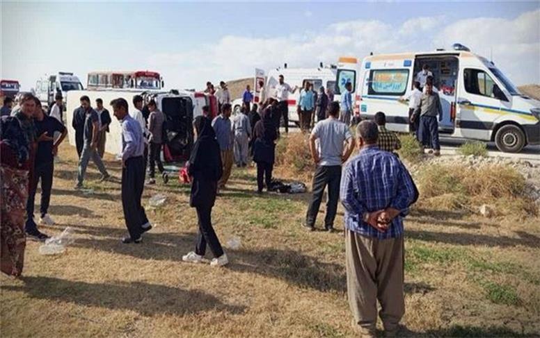 واژگونی مینی‌بوس حامل دانش‌آموزان در نقده/ ۱۳نفر مصدوم شدند