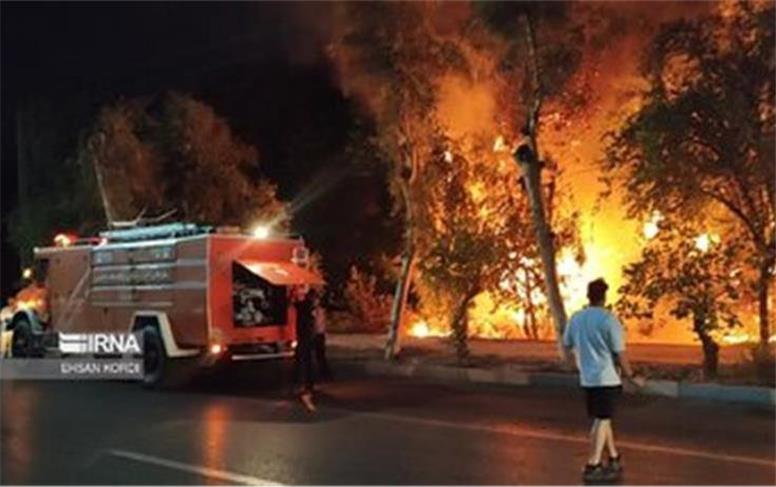 آتش‌سوزی گسترده در بابل/ تلاش برای مهار طولانی شد