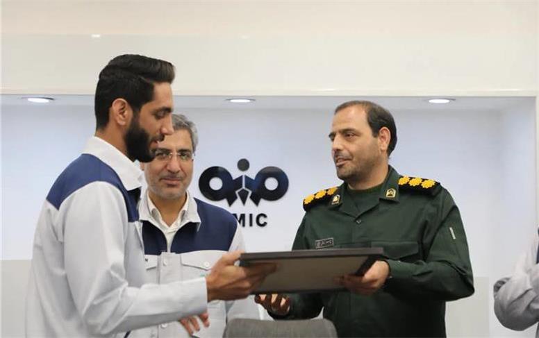 به جنس فولاد، به رنگ انسانیت