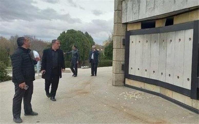 آرامگاه باباطاهر همدان آسیب دید