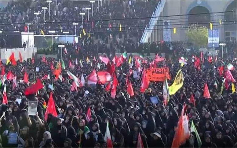 هدایت زائران در ورودی های تهران به پارکینگ‌ها