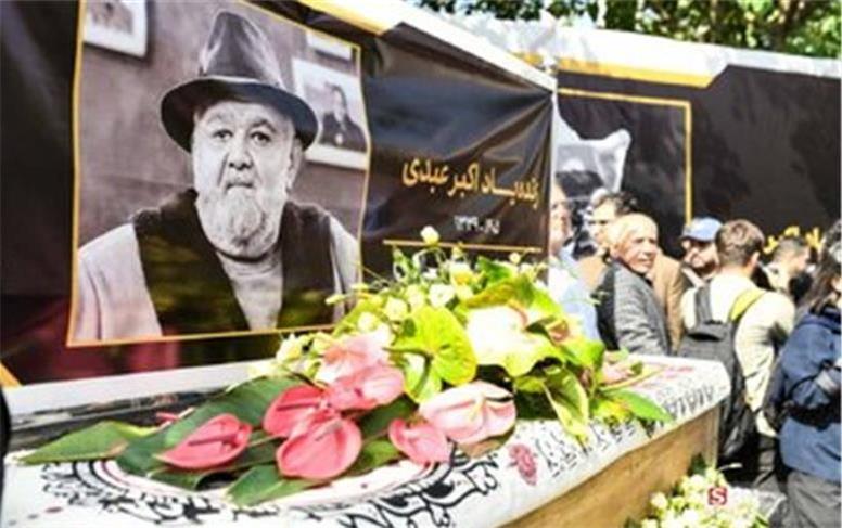 آخرین صحنه «عمو اکبر»؛ مردم برای مردی که سال‌ها خنداند، ایستادند و تشویق کردند