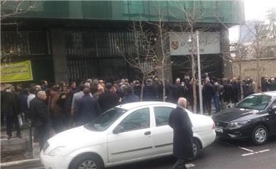 تجمع «بازنشستگان مس سرچشمه» در تهران/ صندوق را به ما برگردانید
