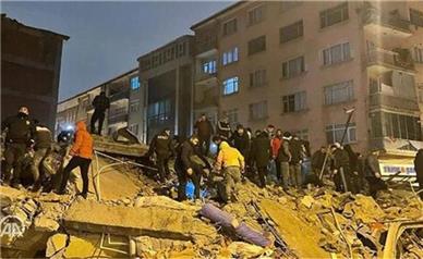زلزله مهیب ۷.۸ ریشتری ترکیه و کل خاورمیانه را لرزاند/ حداقل صد و هشتاد نفر جان باختند