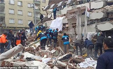 شمار قربانیان زلزله در ترکیه به ۲۹۲۱ نفر رسید/ نرخ بالای زخمی‌ها