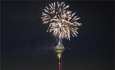 نورافشانی برج میلاد در بیست و دوم بهمن