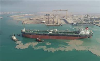 پیش‌بینی بلومبرگ: در صورت توافق، ۱۰۰ میلیون بشکه نفت ذخیره ایران وارد بازار می‌شود