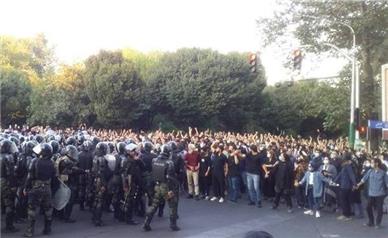 ادامه اعتراض به مرگ مهسا امینی در تهران و شهرستان‌ها/ رسانه‌ها چه گفتند؟