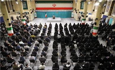 سیاستمداران آمریکا امروز با کمال ریاکاری و بی‌شرمی می‌گویند ما طرف‌دار ملّت ایرانیم!