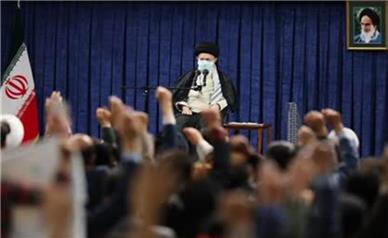 دیدار جمعی از بسیجیان با رهبر معظم انقلاب اسلامی آغاز شد