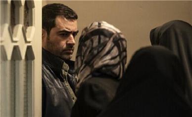 عکس/ شهاب حسینی مقابل زندان اوین پیگیر وضعیت ترانه علیدوستی