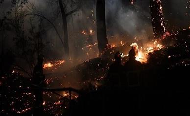 خاموش کردن آتش جنگل های رودبار همچنان ادامه دارد