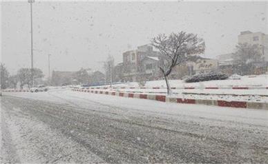بارش برف و باران در جاده‌های ۱۳ استان