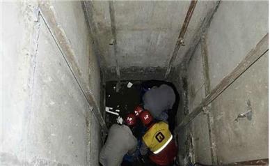 مرگ کارگر نگهبان در اثر سقوط به چاله آسانسور