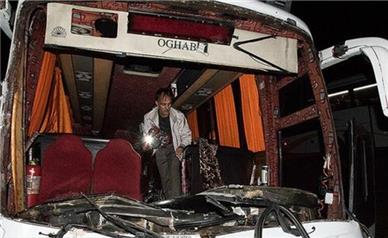 نوزده مصدوم در اثر برخورد اتوبوس با تریلی در آزادراه کاشان-نطنز