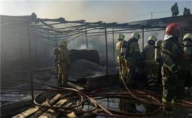 آتش‌سوزی در سوله‌های مبل‌سازی اسلامشهر/ یک آتش‌نشان مصدوم شد