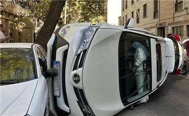 چپ شدن عجیب خودروی تویوتا در تهران با راننده زن!