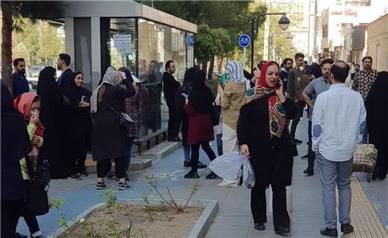 تجمع مردم مشهد در خیابان بعد از زلزله/ عکس